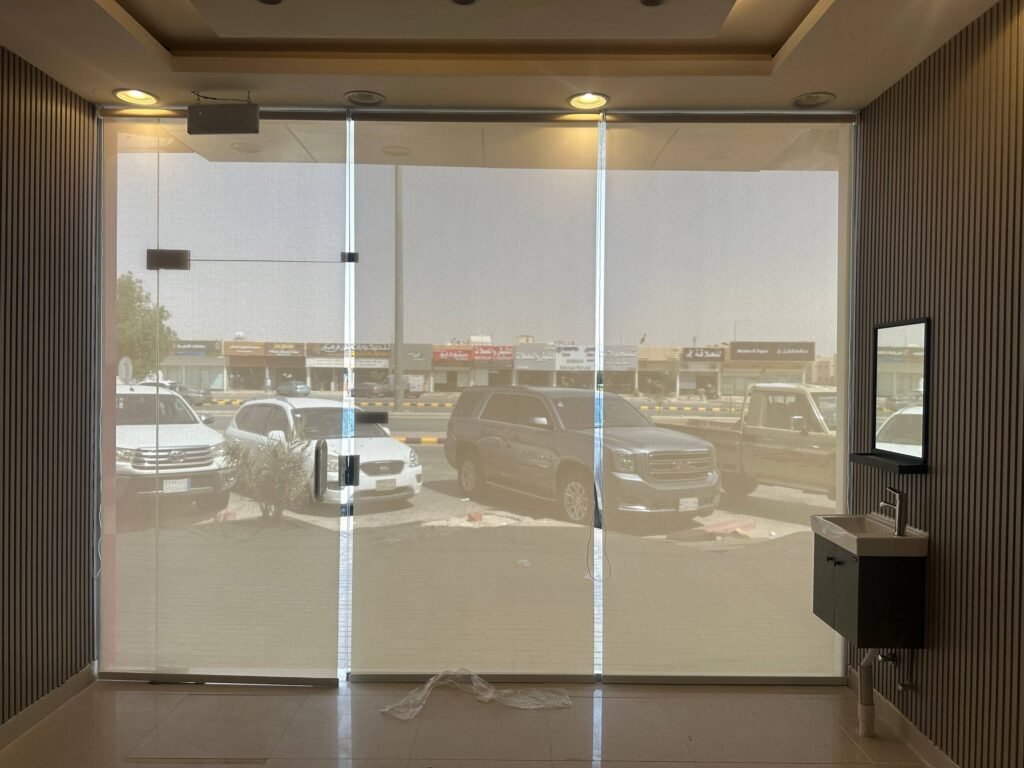 مطبخ مشرق مع ستائر رول